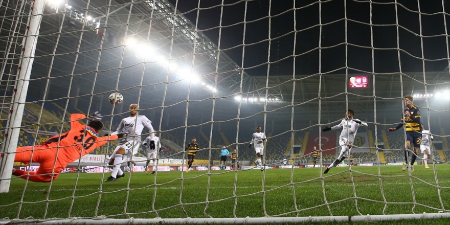 Beşiktaş Savunmayı Düzeltiyor