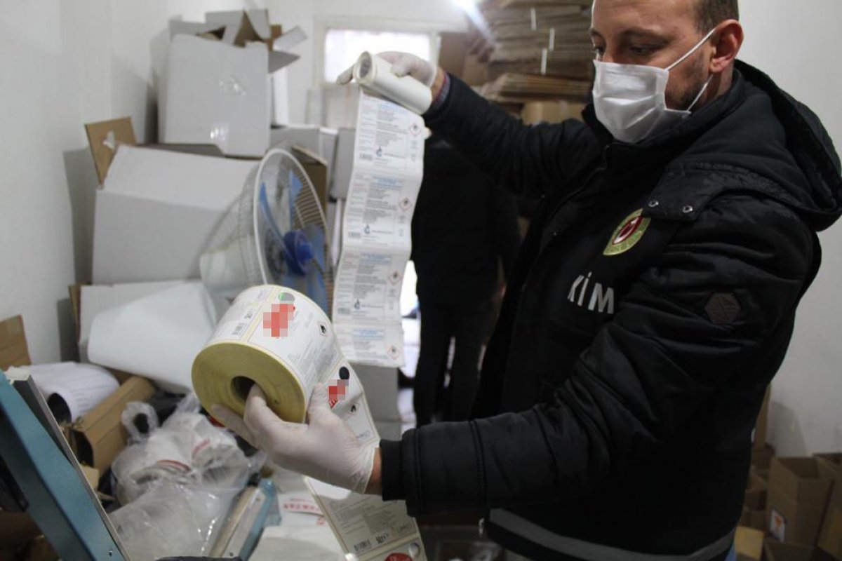 İzmir'de Yılbaşı Öncesi Tonlarca Sahte Alkol Ele Geçirildi