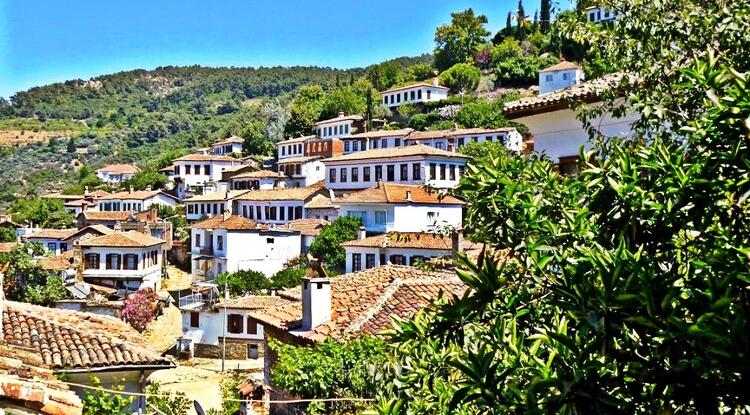 Kıyamet Köyünde Muhtarı Arayıp Yer Soruyorlar!