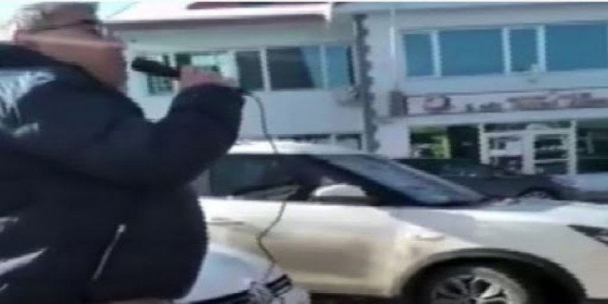 Parasını Megafonla istedi