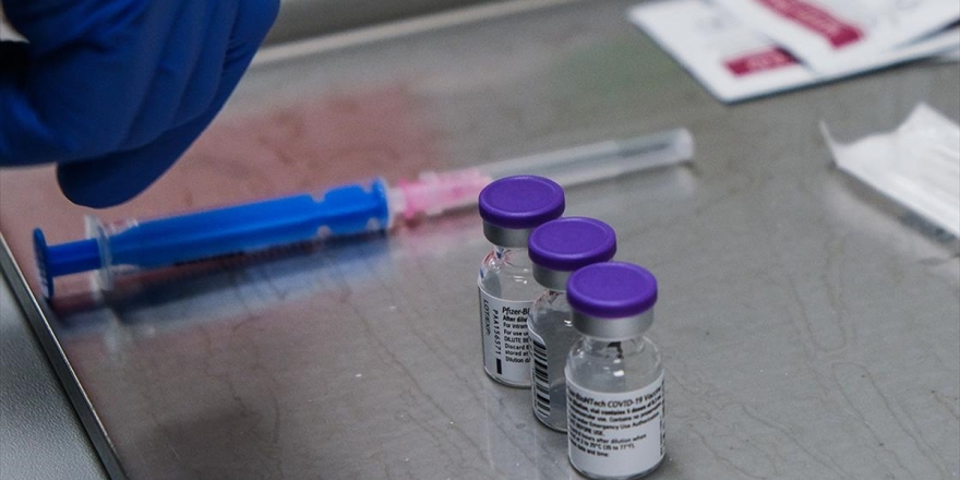 Avrupa'da Kovid-19 Aşıları Yapılmaya Başlandı