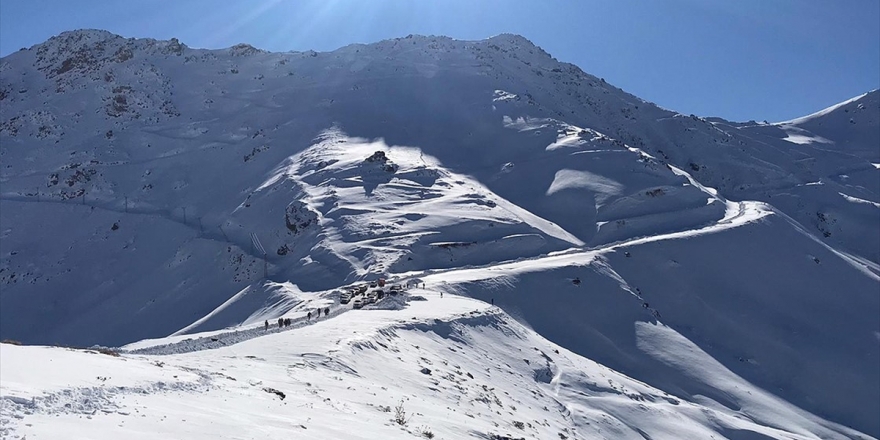 Şemdinli'de Çığ Altında Kalan Askerin Naaşına Ulaşıldı