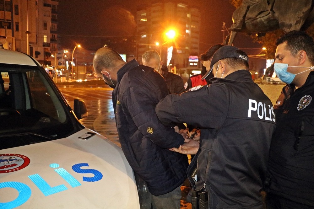 Parkta Terör Propagandası Yaptığı İddia Edilen 2 Kişi Gözaltına Alındı