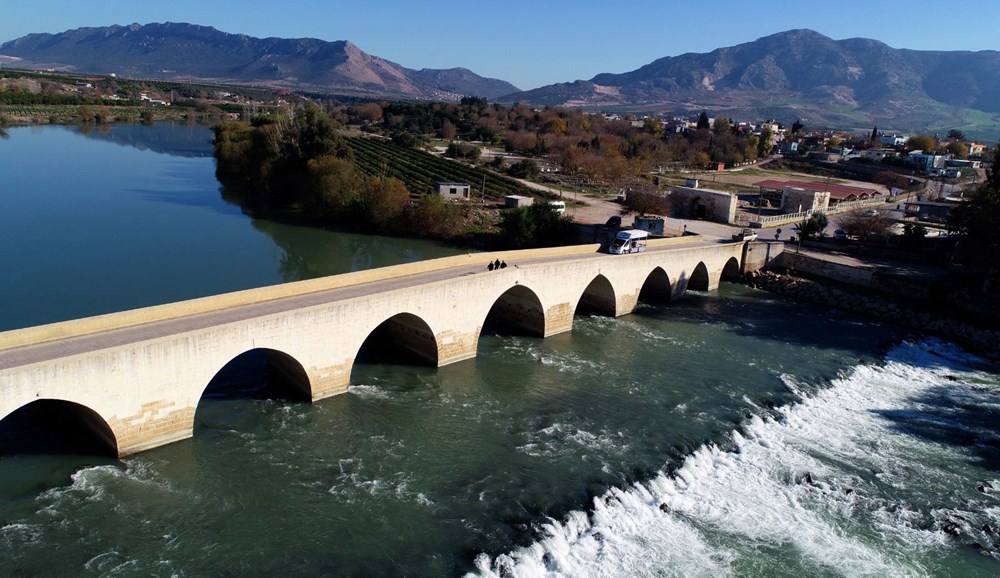 Misis Köprüsü’ne sprey boya ile yazı yazdılar