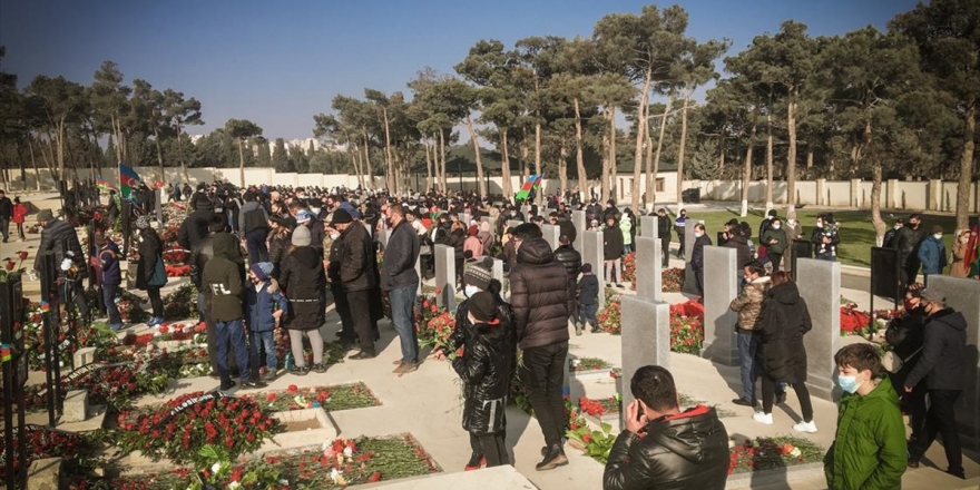 Azerbaycanlılar, Yeni Yılın İlk Gününde Şehitliklere Akın Etti