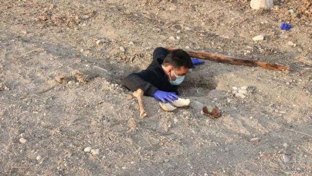 Traktörünün Arka Tekerleği Çukura Düşen Çiftçi, Tesadüfen Roma Dönemine Ait Toplu Mezar Buldu