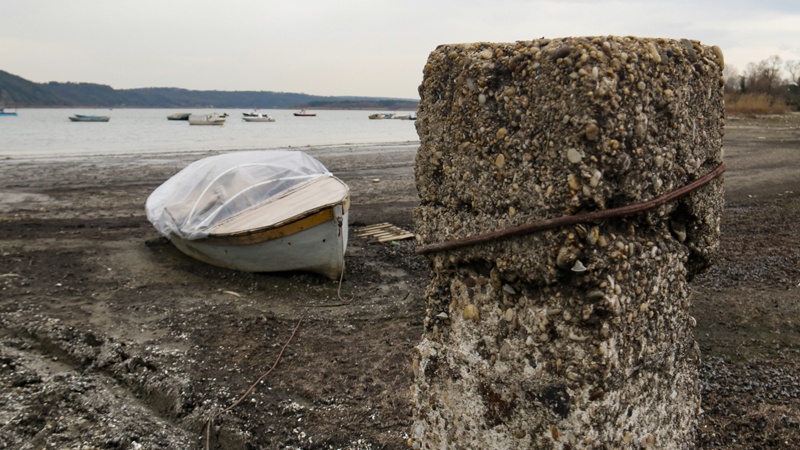 Terkos Gölü'nde tekneler karaya oturdu