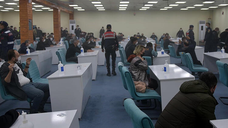 Mahalleli tepkili: 'Yıllardır kaçıncı kez yakalandılar'