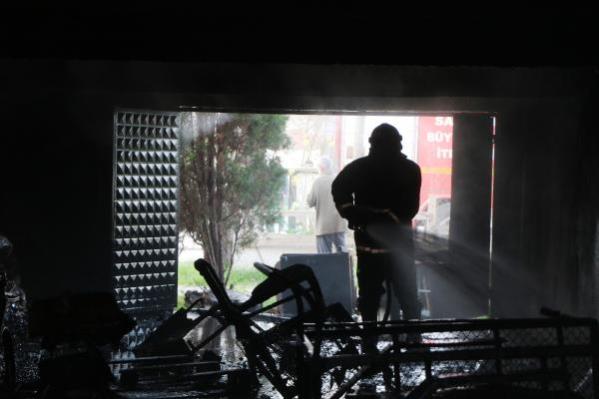 Dumanların Sardığı Binaya Giren Kahraman Kadın