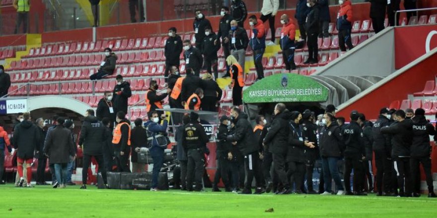 Kayseri'de VİP Tribünü Karıştı!