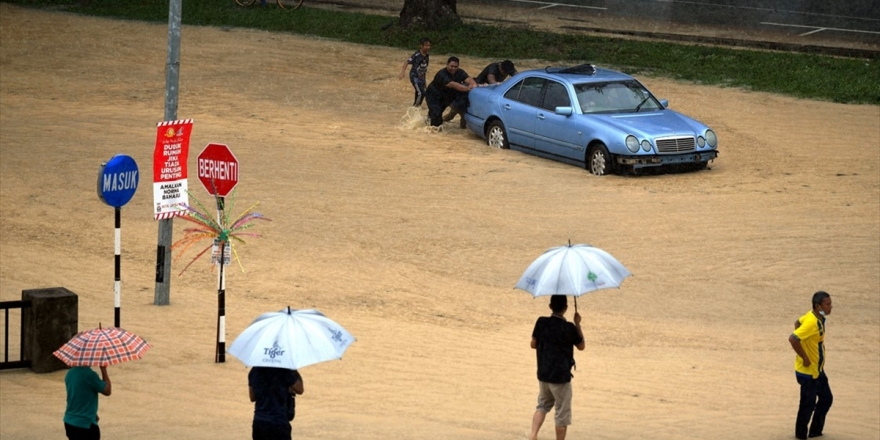 Malezya'daki Sel Baskınları Nedeniyle Tahliye Edilenlerin Sayısı 20 Bini Geçti