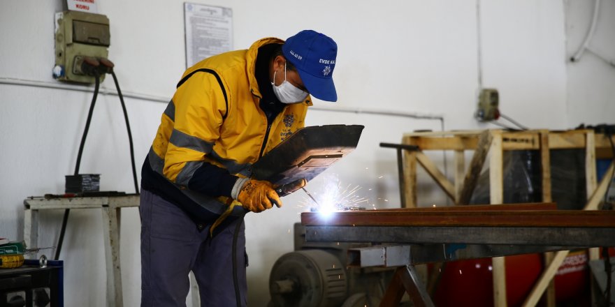 Aydın Büyükşehir Otobüs Duraklarını Kendisi Üretiyor