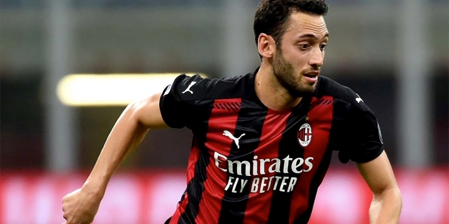 Hakan Çalhanoğlu İtalya'da Aralık Ayının Futbolcusu Seçildi