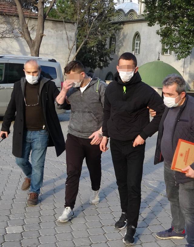 Tıraş Sırasında Bekleyen Gence Kabusu Yaşattılar!