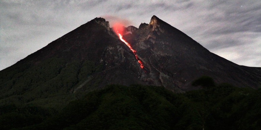 Endonezya'da Merapi Yanardağı'nda İki Patlama Oldu