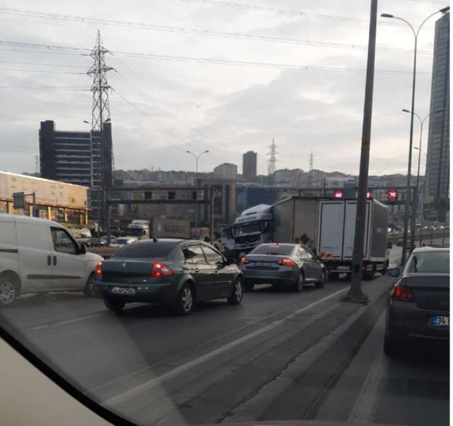 İstanbul'da Bir Tır Metrobüs Yoluna Girdi
