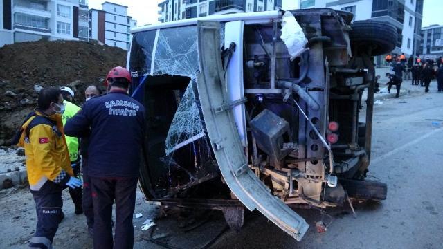 Belediye İşçilerini Taşıyan Servis Kaza Yaptı