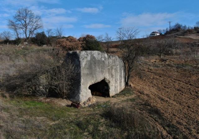 Tarlanın Ortasında 2 bin Yıllık Kaya Mezar Bulundu