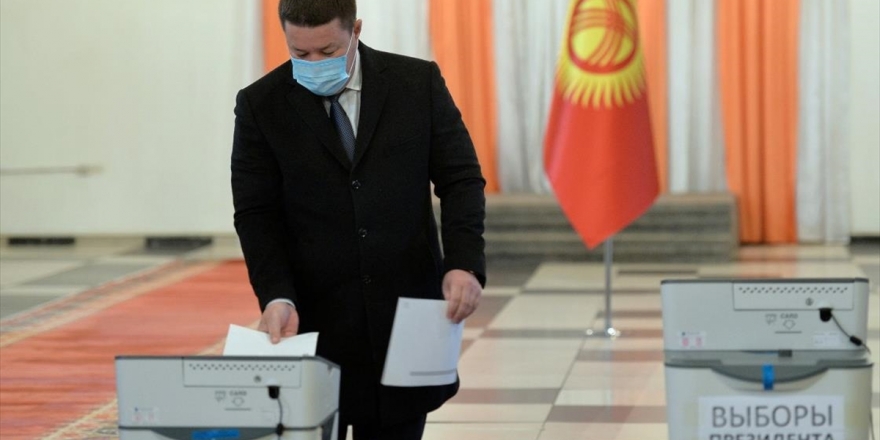 Kırgızistan'da Halk Erken Cumhurbaşkanlığı Seçimleri Ve Ülkenin Yönetim Şeklini Belirlemek İçin Sandık Başına Gitti