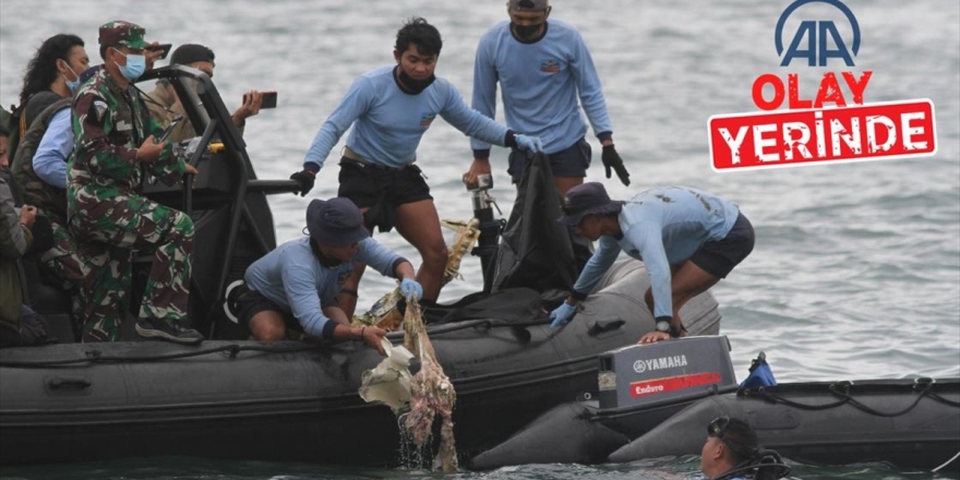 Endonezya'da Yolcu Uçağının Düştüğü Bölgede Arama Kurtarma Çalışmaları Sürüyor