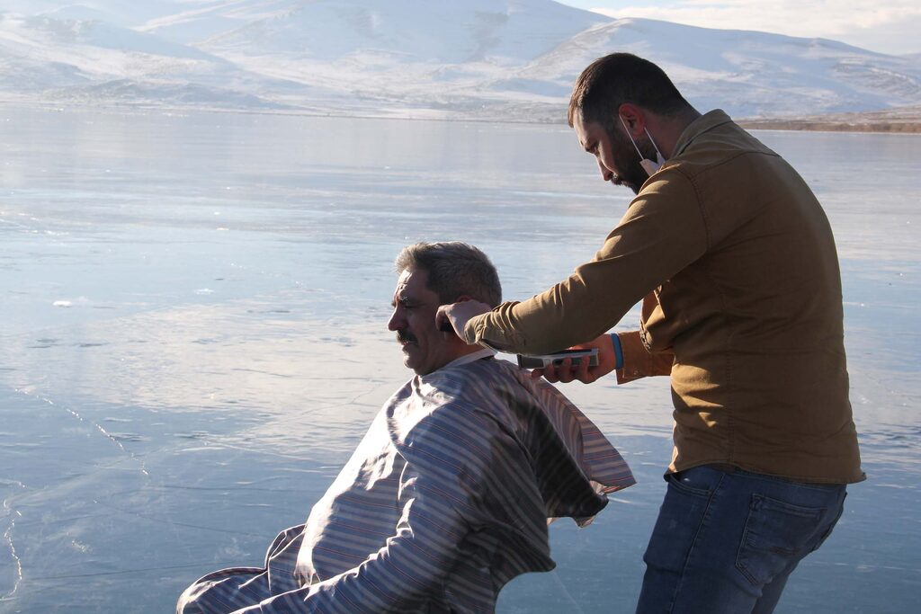 Yüzeyi buz tutan Çıldır Gölü'nde saç sakal tıraşı