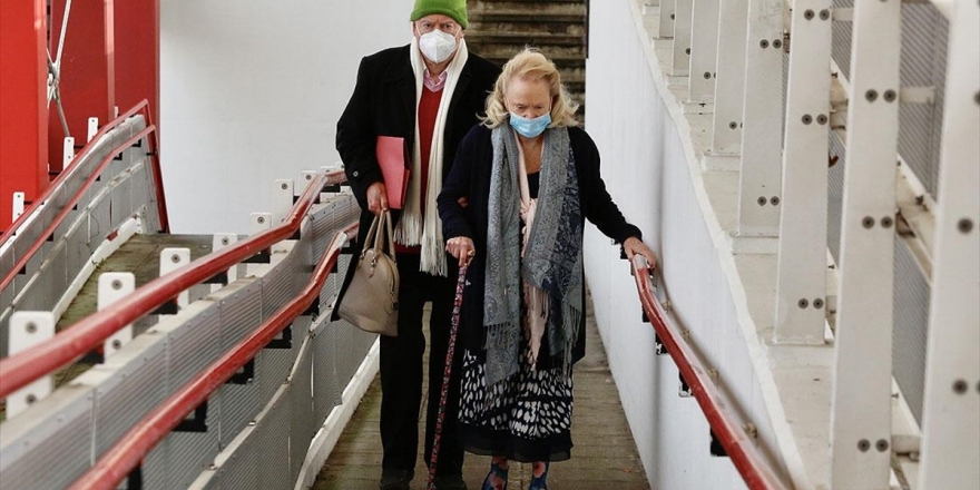 İngiltere'de 2 Milyon 300 Bin Kişiye Kovid-19 Aşısı Yapıldı