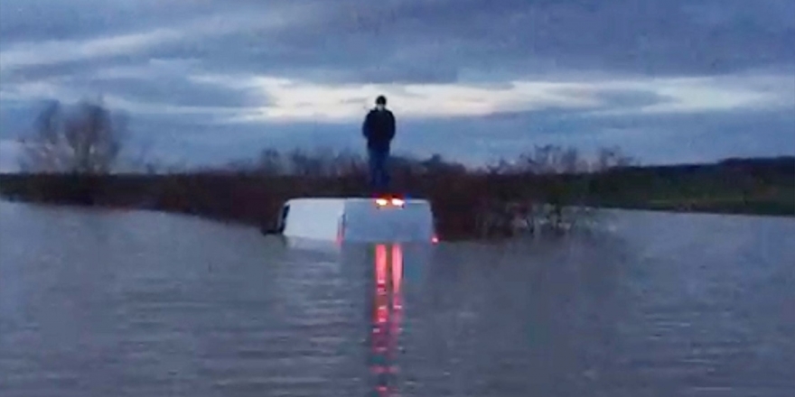 Edirne'de Aracıyla Nehirden Taşan Suların Ortasında Kalan Kişiyi Afad Kurtardı