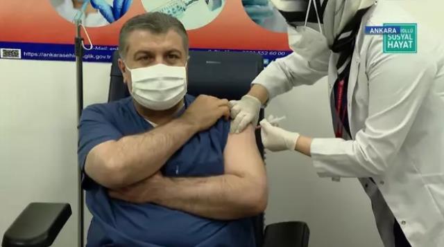Aşılama yarın başlıyor! Bakan Koca ve Bilim Kurulu üyeleri canlı yayında koronavirüs aşısı oldu