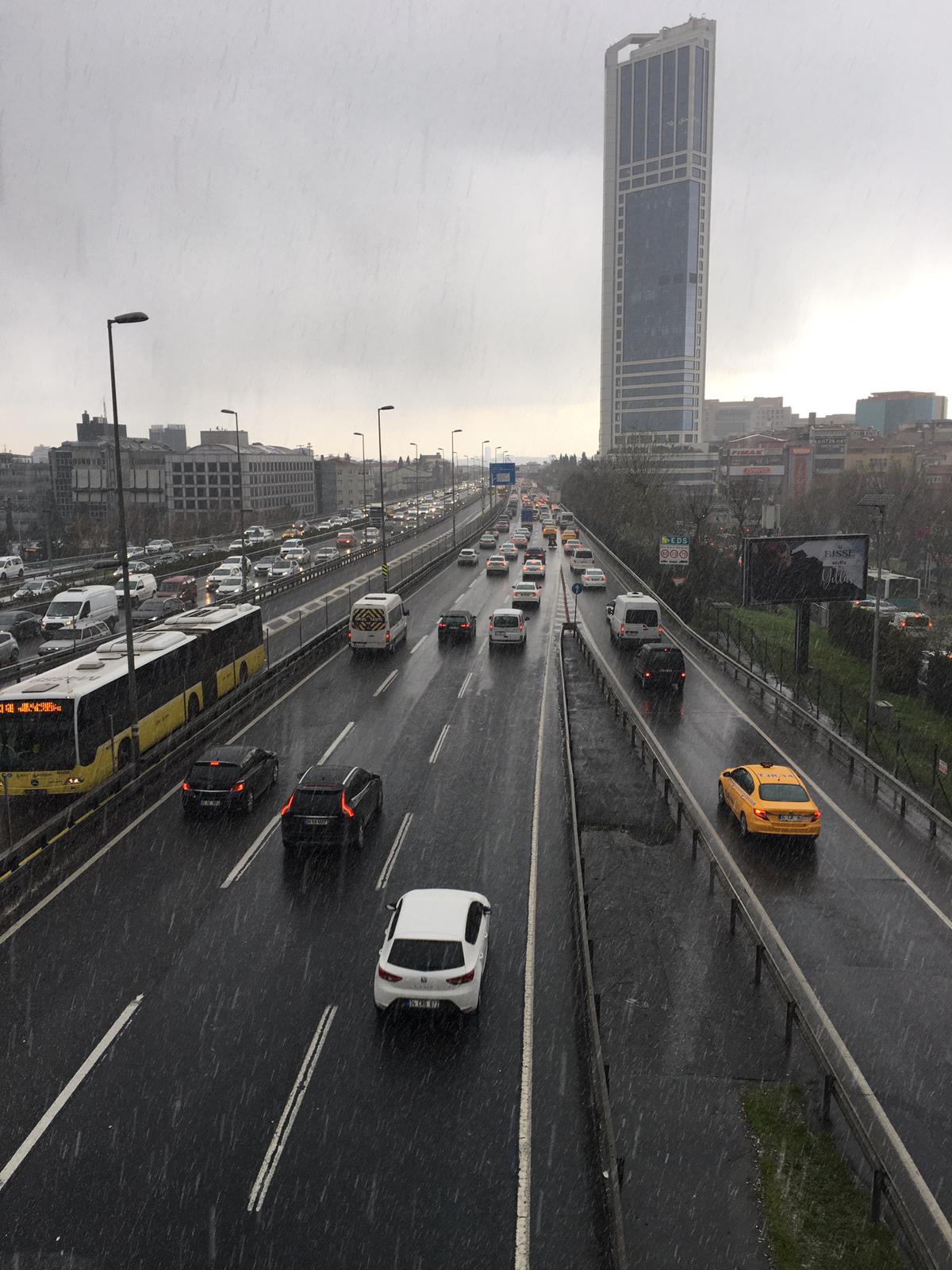 İstanbulda Kar Yağışı Başladı..