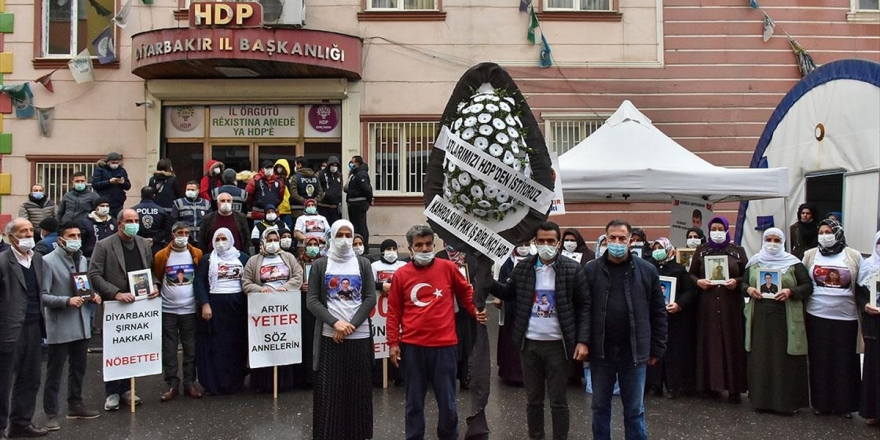 Diyarbakır Anneleri Oturma Eyleminin 500'üncü Gününde Hdp Önüne Siyah Çelenk Bıraktı