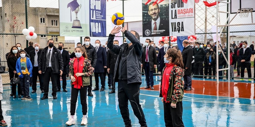 Bakan Kasapoğlu Siirtli Çocuklarla 'Lastikpark' Spor Sahasında Voleybol Oynadı