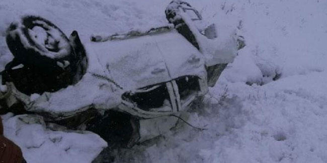 Yoğun kar kazaya sebep oldu! Donmaktan vatandaşlar kurtardı