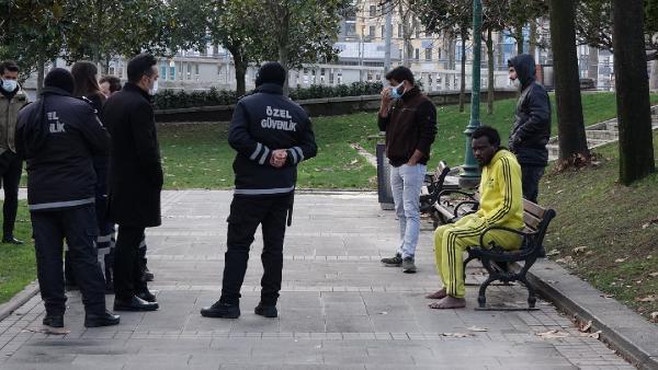 Sıcaklığın eksilere dayandığı İstanbul'da çıplak ayağıyla soğuktan titreyen adam yardımları reddetti