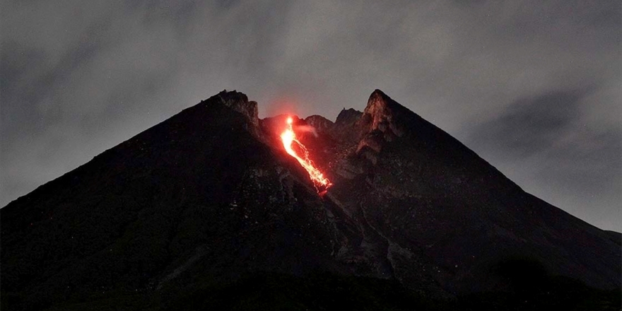 Endonezya'da Merapi Yanardağı Son 6 Saatte 36 Kez Lav Püskürttü