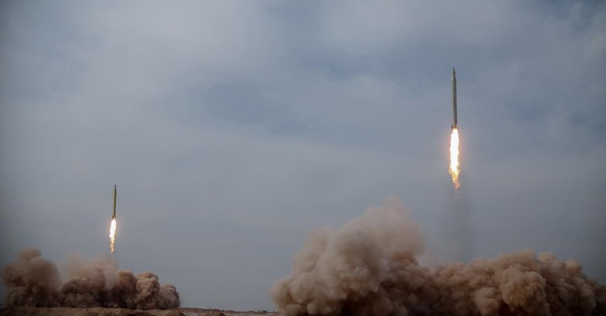 İran'ın fırlattığı füzeler, ABD'ye ait uçak gemisinin 160 kilometre uzağında patladı