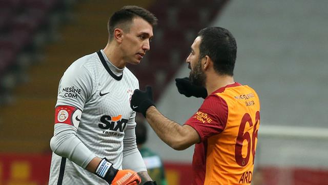 220 gün sonra sahalara dönen Muslera'ya Arda Turan'dan büyük jest