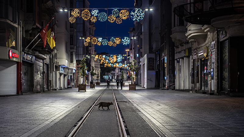 Türkiye genelinde hafta sonu uygulanan sokağa çıkma yasağı başladı