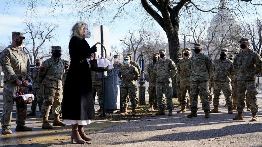 First Lady Jill Biden’dan Ulusal Muhafızlar’a kurabiyeli özür