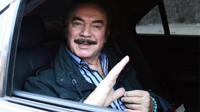 Yine çukura takılıp düşen Orhan Gencebay, bu kez parmağını kırdı