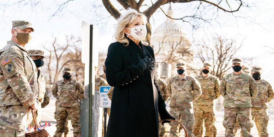 Yeni First Lady o askerlere kurabiye dağıttı