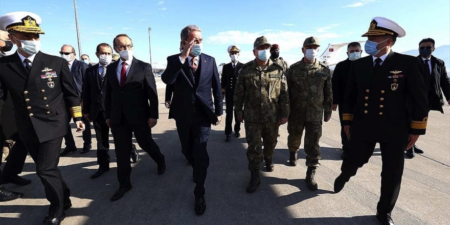 Milli Savunma Bakanı Akar Deniz Kuvvetlerinin Yeni Uçağında İnceleme Yaptı