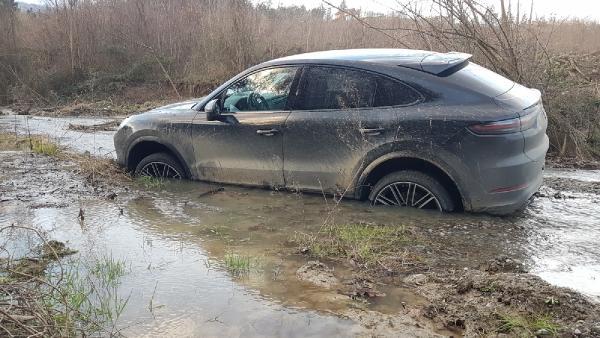 Ünlü ismin dere yatağına saplanan lüks cipi traktörle kurtarıldı