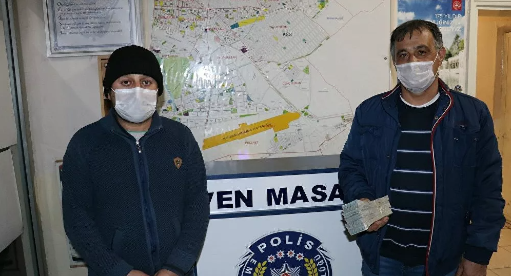 Temizlik görevlisi yolda bulduğu 50 bin lirayı sahibine teslim etti