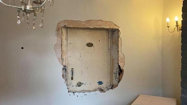 Perili bir evde yaşadığını düşünen adam, duvarların arasında gizli kasa buldu