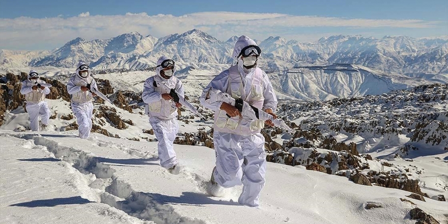 Mehmetçik Karlı Dağlarda Teröristlere Nefes Aldırmıyor