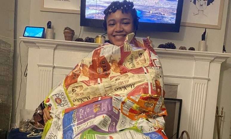 ABD'li aktivist evsizler için cips poşetlerinden uyku tulumu yapıyor