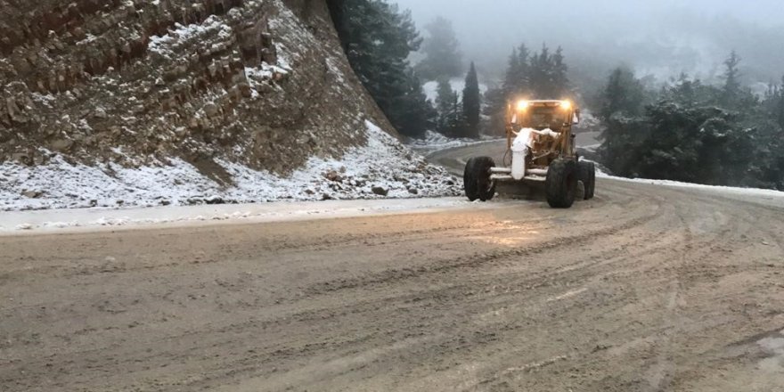 Kuşadası Belediyesi Karla Kaplı Yolları Ulaşıma Açtı