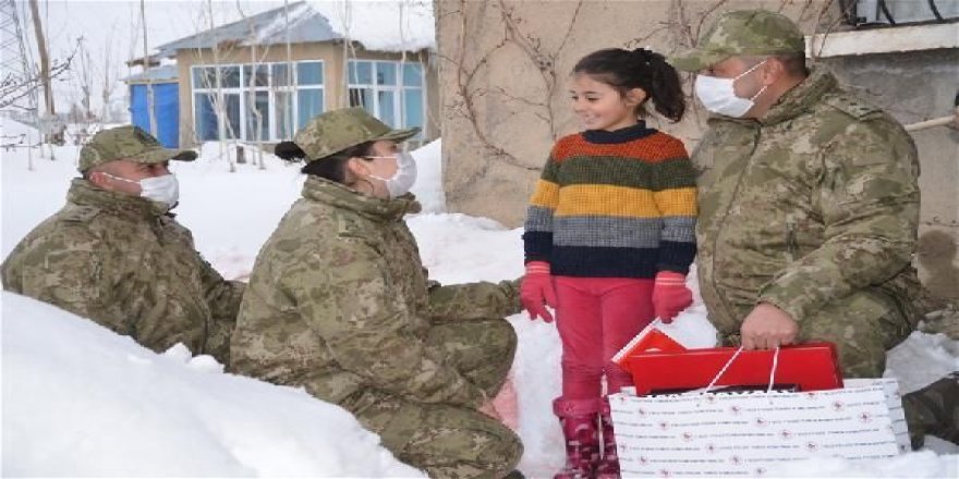 Atatürk Hayranı Minik Hira'Yı Bakan Akar da Ankara'ya Davet Etti