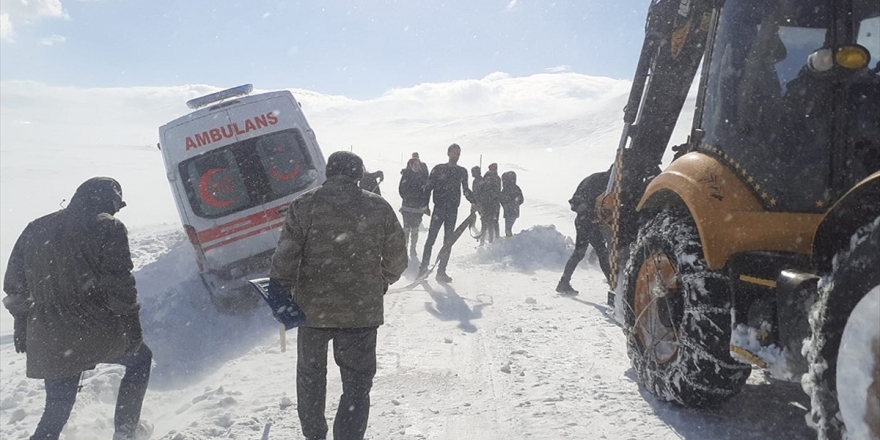 Van'da 1 Aylık Bebeğin Pansumanı İçin 6 Saat Karla Mücadele Ettiler