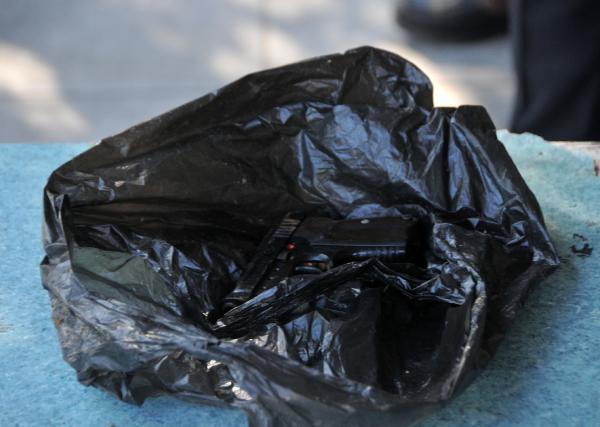 Konyaaltı Sahili'nde 2 tabanca bulundu